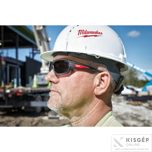 Milwaukee Performance védőszemüveg sötétített - 1 db